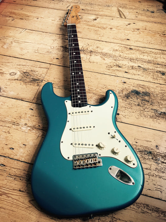Fender Stratocaster - MIM Classic 60’s underthreehundred™ workshop relic’ed in Lake Placid Blue.