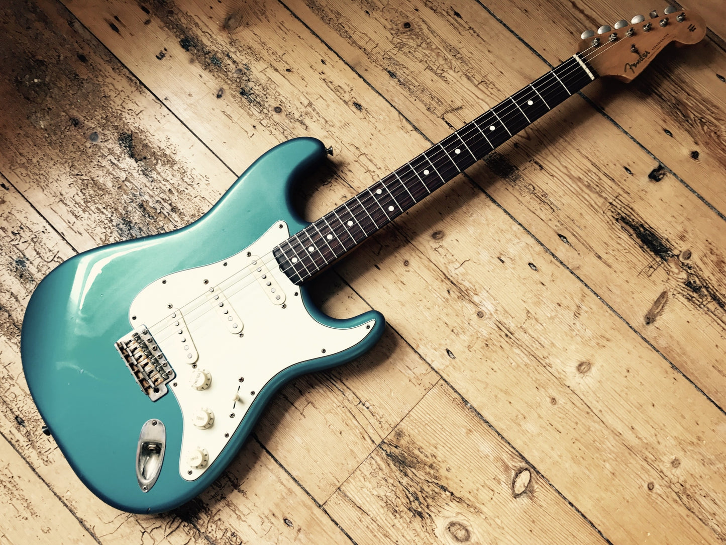 Fender Stratocaster - MIM Classic 60’s underthreehundred™ workshop relic’ed in Lake Placid Blue.